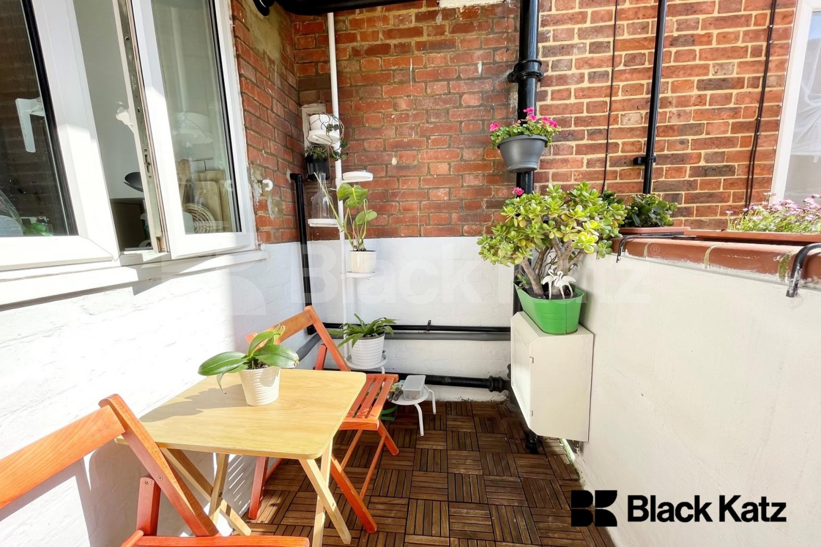 			Under Offer, 3 Bedroom, 1 bath, 1 reception Apartment			 Enid Street, Bermondsey